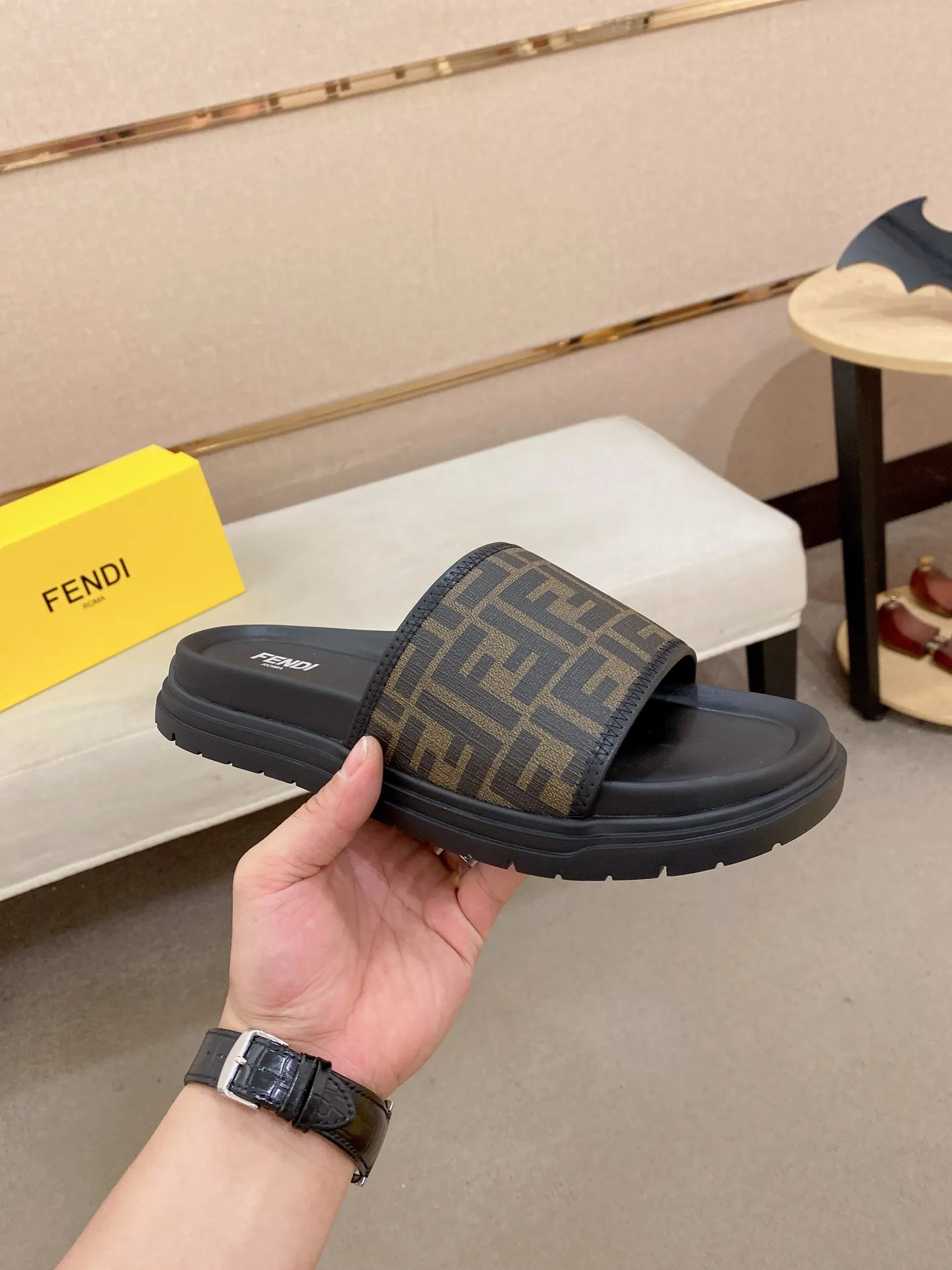 Factory price: 320💰 [Fendi Slippers] High-end brand of men's shoes, official website 1:1 latest masterpiece: original mold customization, the fabric is made of imported original materials, upgraded outsole, lighter and non-slip. The market's top quality, simple yet tasteful, a must-have for fashionistas, fashionable at your feet, full of confidence, the same style at the counter 👍The season of summer slippers is here. Code: 38-44 (45 is custom-made and cannot be returned or exchanged)